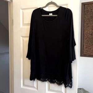 Black top with lace edging on the bottom and 3/4 sleeves size 1x